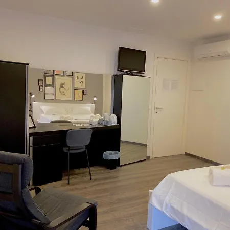 Mimi Rooms&studios 게스트하우스 4*